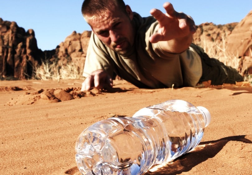 muž v poušti hledá vodu