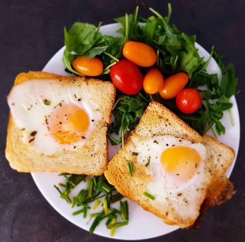 Francouzský toast s vejci, rukolou a rajčaty